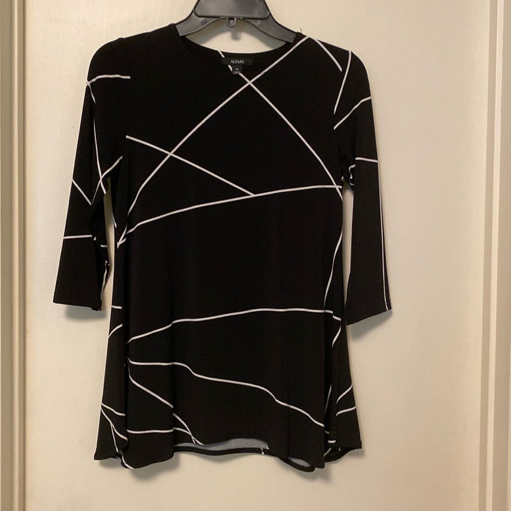 Alfani PS black and white 3/4 sleeve tunic.